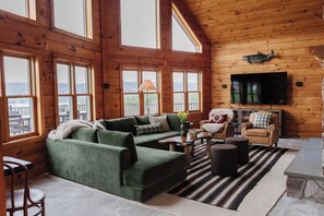 Smart TV, chimenea, tenis de mesa y libros