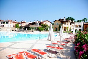 Pool - Sakura House By Bookinggardalake (Manerba del Garda)