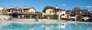 Pool - Sakura House By Bookinggardalake (Manerba del Garda)