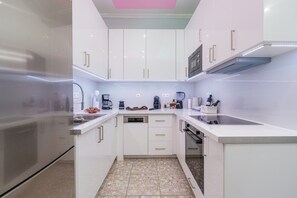 Fridge, microwave, oven, stovetop - Gazi Suite With Private Rooftop (Athina)