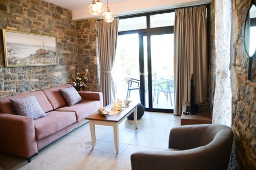 Aélia Stone House Neféli