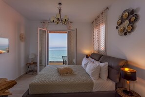 4 bedrooms, travel cot, bed sheets - Thalassa Beachfront Villa with private pool (Prinos)