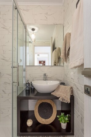 Shower, hair dryer, towels - Thalassa Beachfront Villa with private pool (Prinos)