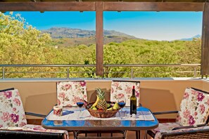 Outdoor dining - Villa Aclando with private swimming pool (Rethymno)