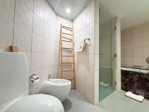Shower, hair dryer, towels, soap - Rare Loft-Style 1BR - Walk to Beach - Marina Views (Dubai)