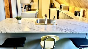 Private kitchen - Charming apartment in heritage home (Sherbrooke)