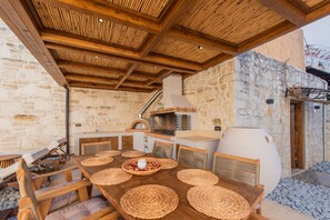 Outdoor dining - Villa Kirke in Chania (Chania)