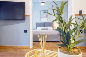 2 habitaciones, escritorio y tabla de planchar con plancha 