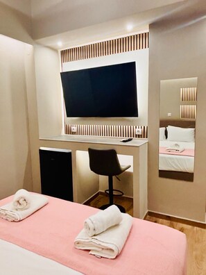 1 bedroom, desk, free WiFi, bed sheets - Monastiraki 110 @SuperHost Hub (Athens)