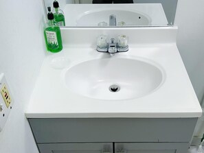 Ducha, secador de pelo, toallas y jabón