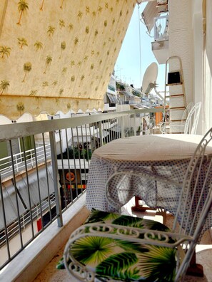 Outdoor dining - Modern Apartment in Athens Center (Athina)