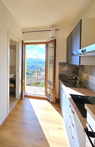 Renovated flat with panoramic view-Casa Olivazzo