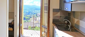 Renovated flat with panoramic view-Casa Olivazzo