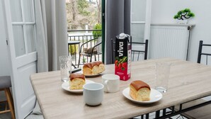 Ett matbord med tallrikar fyllda med mat, en mjölkförpackning och ett glas vatten.