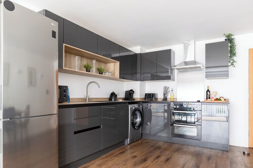 Spacious Worthing Townhouse | 4BR | 3.5Baths | Secure Parking | A24 A27 Links