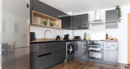 Spacious Worthing Townhouse | 4BR | 3.5Baths | Secure Parking | A24 A27 Links