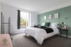 4 bedrooms, iron/ironing board, Internet, bed sheets - Spacious Worthing Townhouse | 4BR | 3.5Baths | Secure Parking | A24 A27 Links (Worthing)