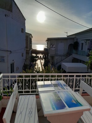 Outdoor dining - Archontissa House - Sea View (Mesongi)