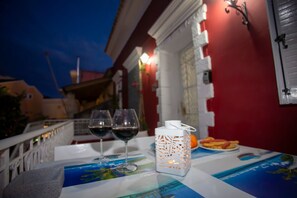 Outdoor dining - Archontissa House - Sea View (Mesongi)