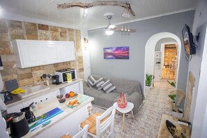 TV - Armonia Studio in front of the Beach (Mesongi)