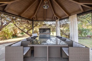 Outdoor dining - Leone Luxury Villa Giota (Zakynthos)