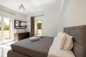 4 bedrooms, iron/ironing board, travel cot, bed sheets - Leone Luxury Villa Georgia (Zakynthos)