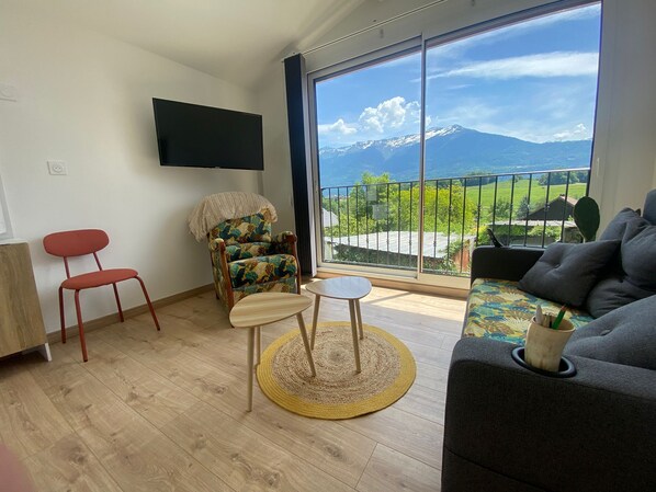 Unclassified image, 1 of 10, button