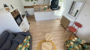En modern lägenhet med vardagsrum, kök och matplats.