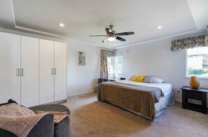 4 bedrooms, iron/ironing board, WiFi, bed sheets