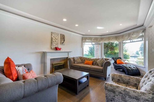 4 Beds 3 Bath unique family home in prestigious neighbourhood nearby mall & park
