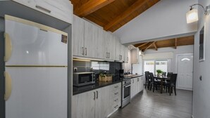 Wasserkocher mit Kaffee-/Teezubehör, Kühlschrank, Mikrowelle, Ofen