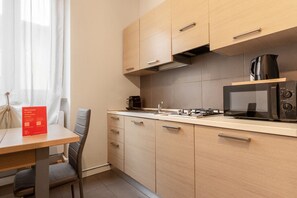 Frigorifero, microonde, macchina per tè/caffè, bollitore elettrico