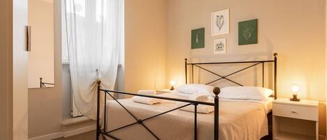 Iron/ironing board, free WiFi, bed sheets