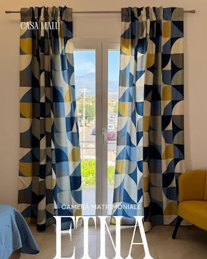 Habitación triple, balcón, vista a la montaña | Interior