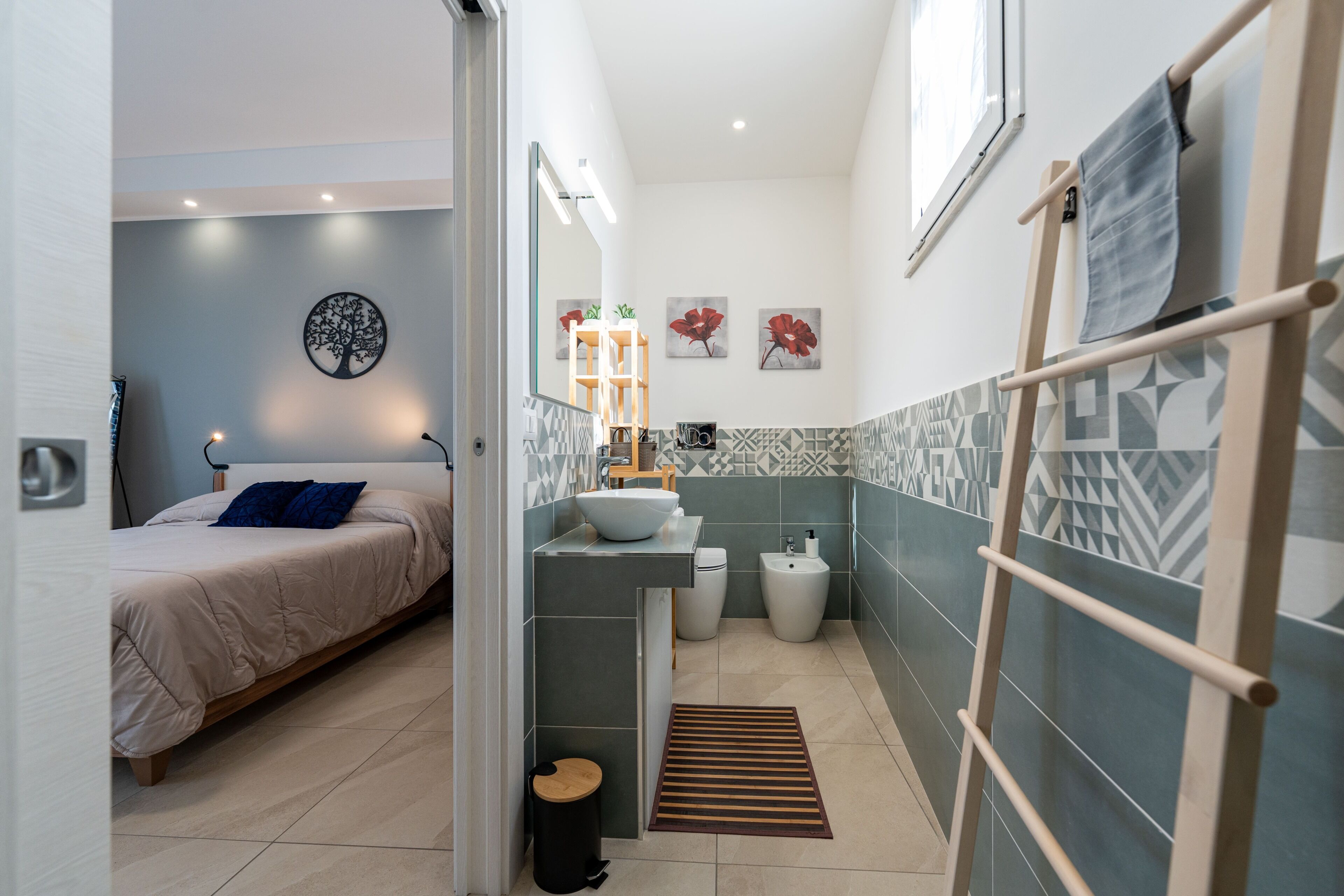 Une salle de bain moderne avec un lit, un lavabo et des toilettes.