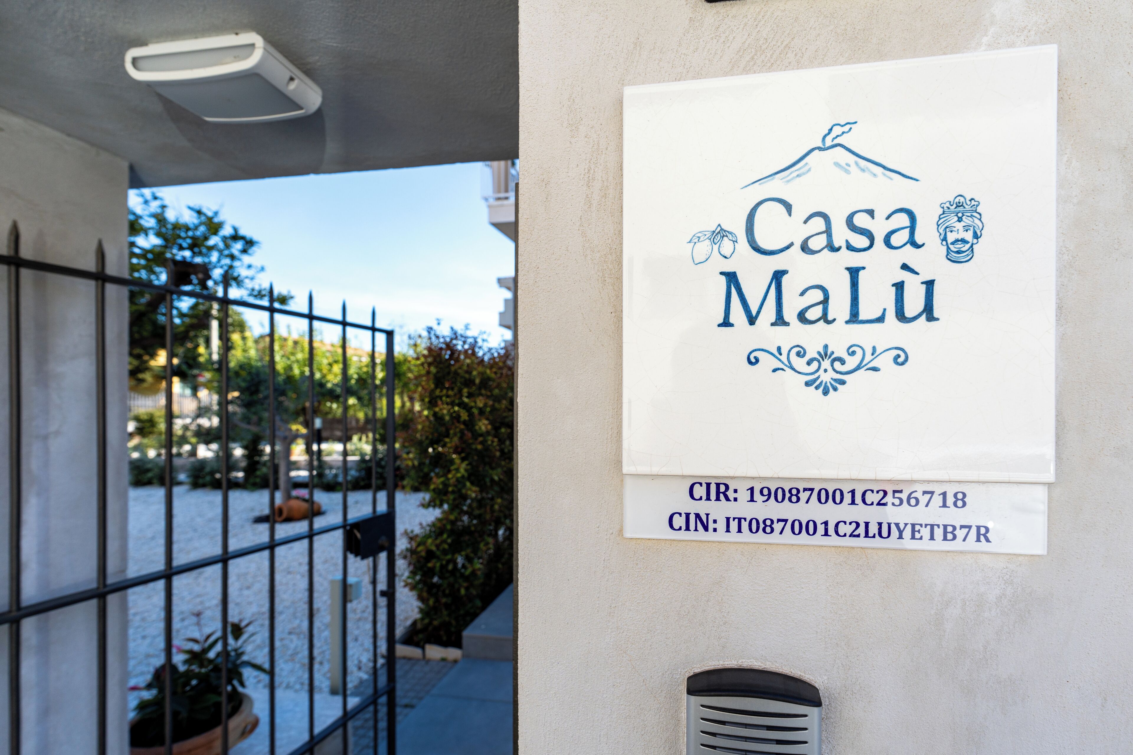 Un senyal amb el nom 'Casa MaLú' i les dades de contacte de l'allotjament.