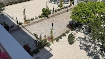 Chambre Triple, balcon, vue montagne | Enceinte de lâhĂ©bergement