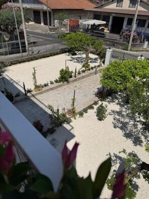 Triple Room, Balcony, Mountain View | Property grounds - Casa MaLù (Aci Bonaccorsi)