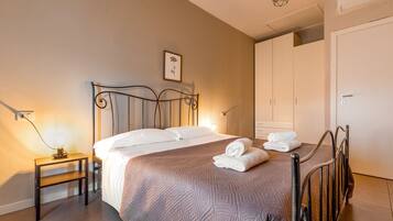 Tabla de planchar con plancha, wifi gratis y ropa de cama