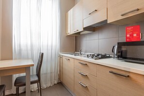 Kühlschrank, Mikrowelle, Wasserkocher mit Kaffee-/Teezubehör
