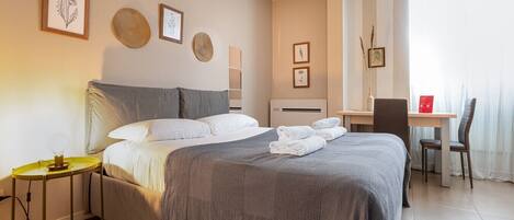 Silitysrauta/-lauta, ilmainen Wi-Fi, vuodevaatteet