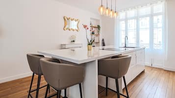 Wasserkocher mit Kaffee-/Teezubehör, Kühlschrank, Mikrowelle, Ofen