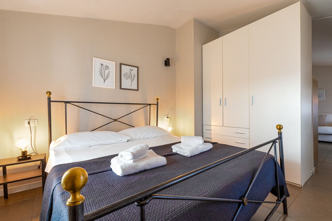 1 habitación, tabla de planchar con plancha, wifi gratis y ropa de cama 