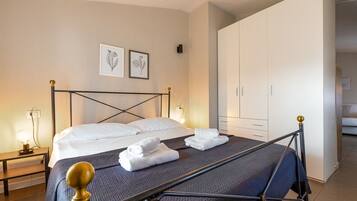 1 habitación, tabla de planchar con plancha, wifi gratis y ropa de cama