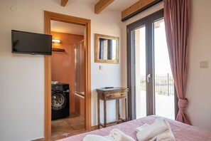 3 bedrooms, iron/ironing board, travel cot, bed sheets - Villa Levante in Kefallonia (Kefallonia)