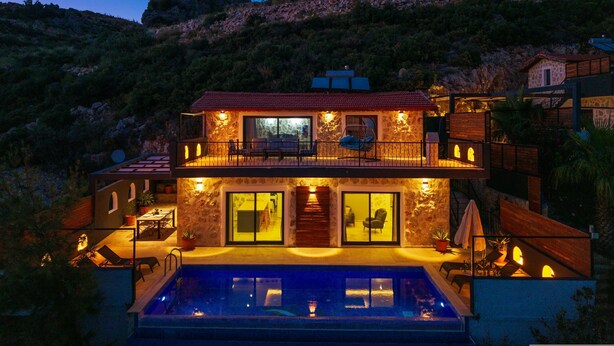 A two-story house with a swimming pool, stone exterior, and a balcony with outdoor seating. - Villa Elvin in İslamlar Köyü (İslamlar Köyü)