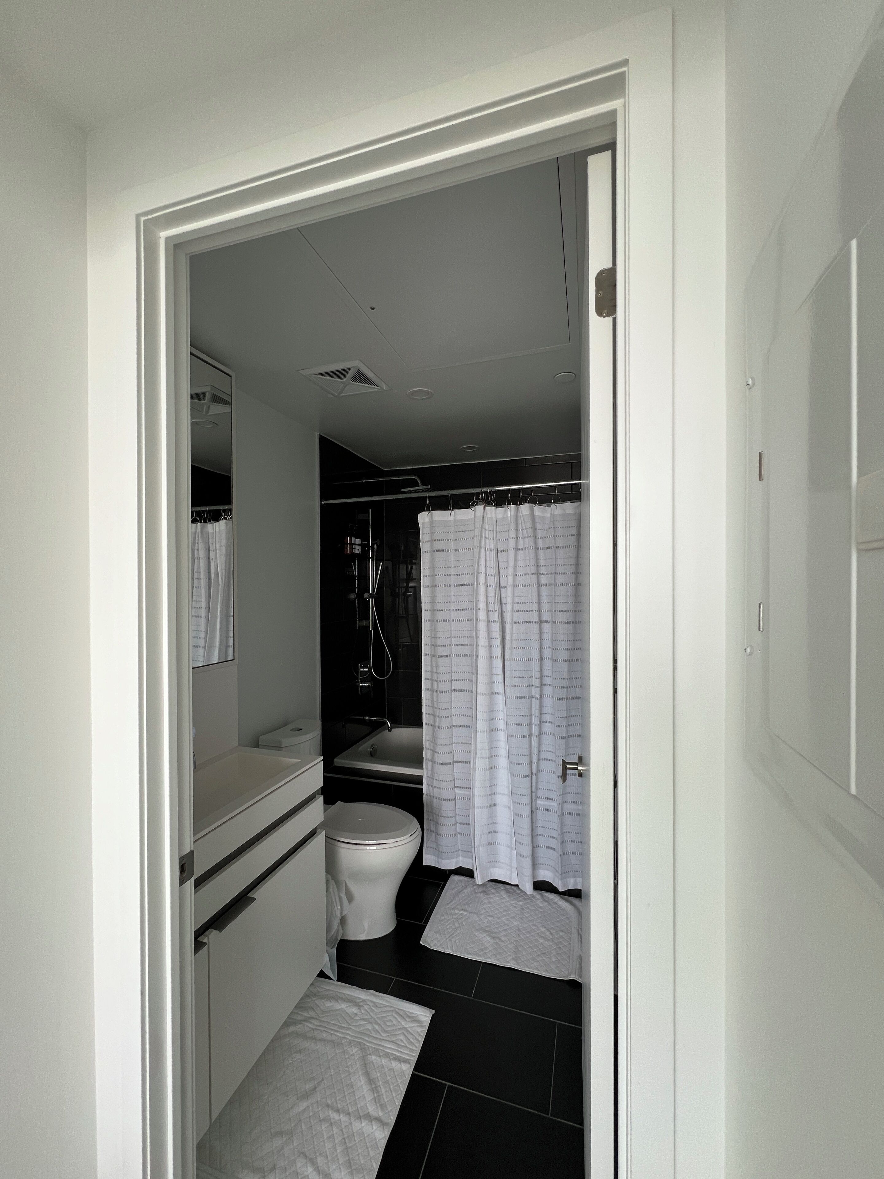 Haartrockner, Handtücher, Seife, Toilettenpapier