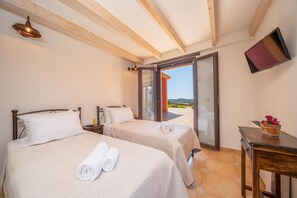 3 habitaciones, tabla de planchar con plancha y cuna de viaje 