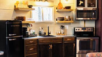 Kühlschrank, Mikrowelle, Ofen, Herdplatte