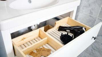 Dusche, Bidet, Handtücher, Toilettenpapier